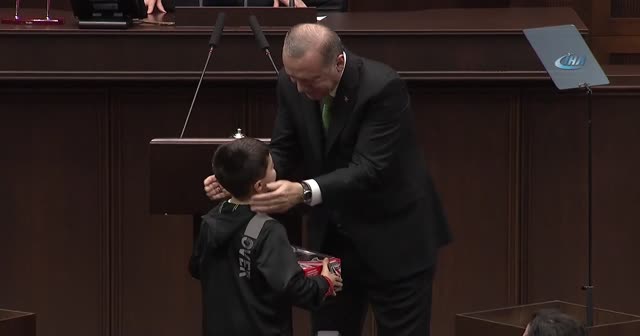 Cumhurbaşkanı Erdoğan, konuşmasını kesip onu dinledi!