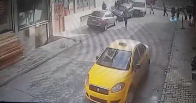 Bir ticari taksiyi gasbeden zanlı, kızının boğazına bıçak dayadı