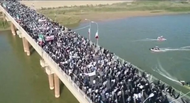 İran'da rejim yanlıları karşı gösterilere başladı