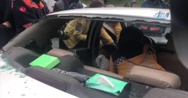 İstanbul'da kontrolden çıkan çöp kamyonu otomobile çarptı
