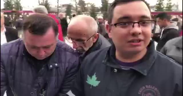 İstanbul'da taşeron işçiler cuma namazı sonrası lokum dağıtmış