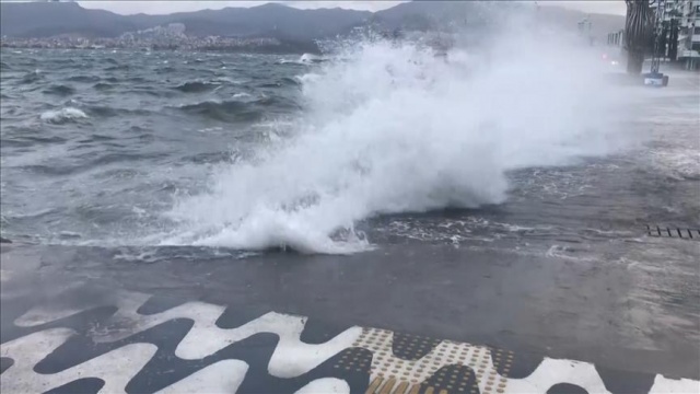İzmir'de deniz taştı