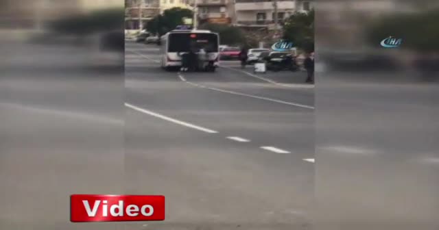 İzmir'de patenle tehlikeli yolculuk