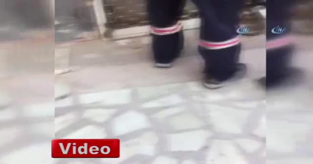 Kepenge sıkışan kediyi itfaiye kurtardı