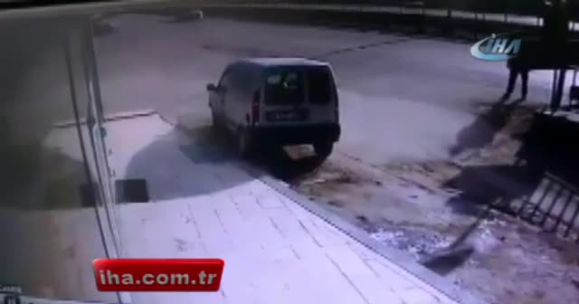 Kontrolden çıkan otomobilin altında kalmaktan son anda kurtuldular