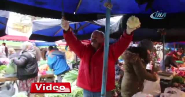 Kurtlar Vadisi melodisiyle patates satan Iraklı pazarcı