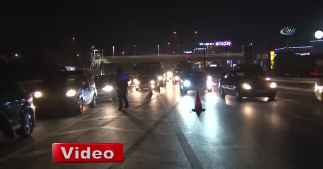 Otomobil bariyerlere saplandı: 3 yaralı