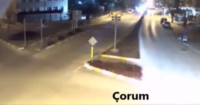 Otomobil kadınlara böyle çarptı
