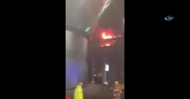 Otoparkta yangın çıktı, yüzlerce araç yandı