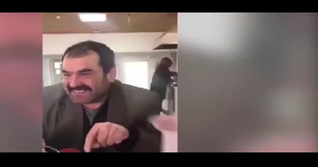 Para için acı biber yiyen adamın acı sonu
