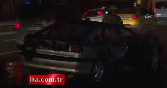 Polis aracına çarpan otomobil alev alev yandı