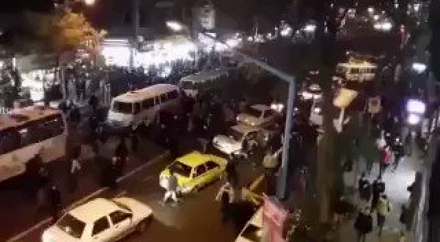 Reşt şehrinde yüzlerce kişi rejime karşı yürüdü