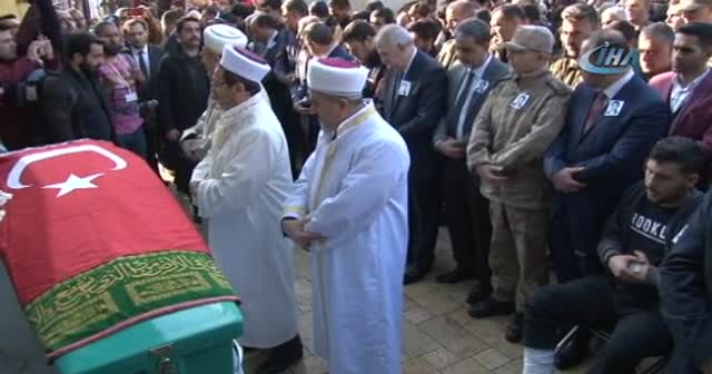 Roketli saldırıda hayatını kaybeden genç kız defnedildi