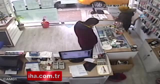 Sadaka kutusu çalarken güvenlik kameralarına takılan hırsız yakalandı