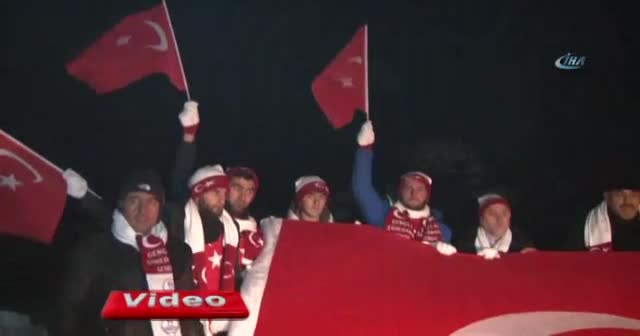 Sarıkamış şehitleri için gece eksi 15 derecede saygı nöbeti