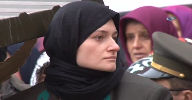 Şehit eşi üniformasıyla tabut başında gözyaşı döktü