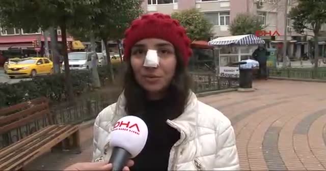 Sokak ortasında yürüyen kıza yumruklu saldırı!
