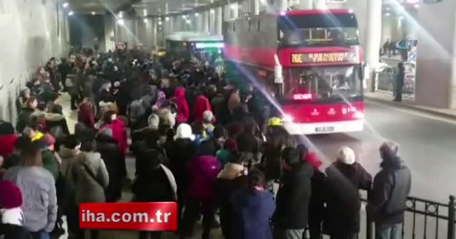 Taksim alt geçitteki otobüs durağında insan seli