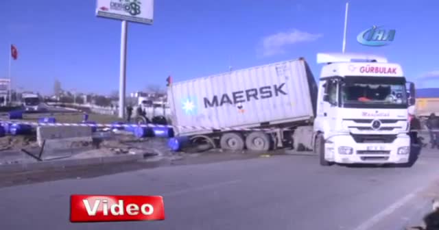 tonlarca kimyasal madde yüklü tıra çarptı