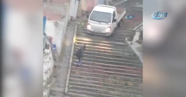 Trafiğe girmemek için aracını merdivenlere sürdü!