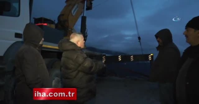Uçuruma yuvarlanan araçtan son anda atladı