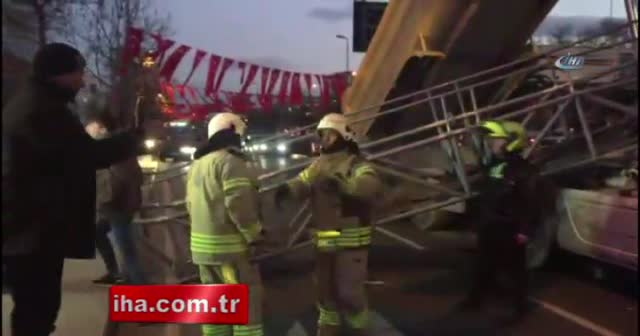 Vatan Caddesi’nde Dorsesi açılan kamyon direğe çarptı