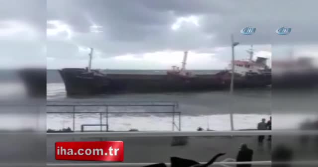 Yük gemisi fırtına nedeniyle karaya oturdu