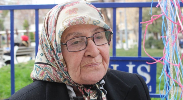 73 yaşındaki Melehat teyze balon satarak evini geçindiriyor