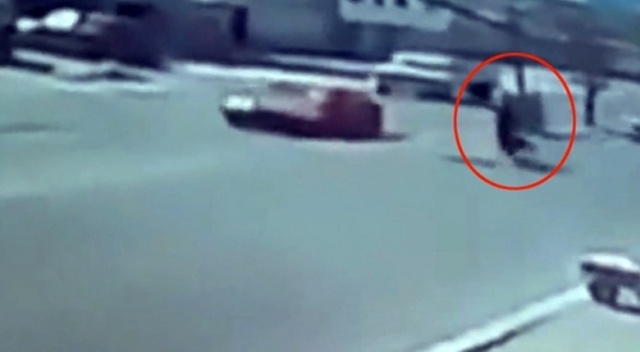 Açık rögar motosikletliyi canından ediyordu