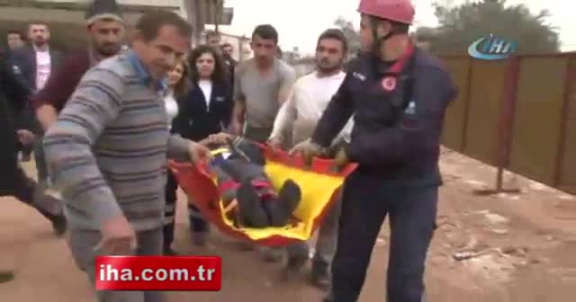 Başına tahta bloklar düşen inşaat işçisi ölümden döndü