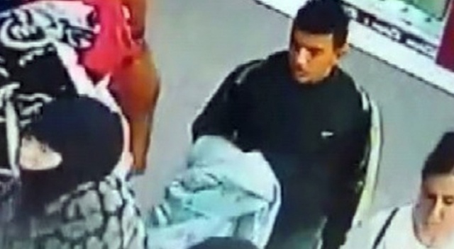 Bebek arabasından çanta çalan hırsızlar güvenlik kamerasına yakalandı