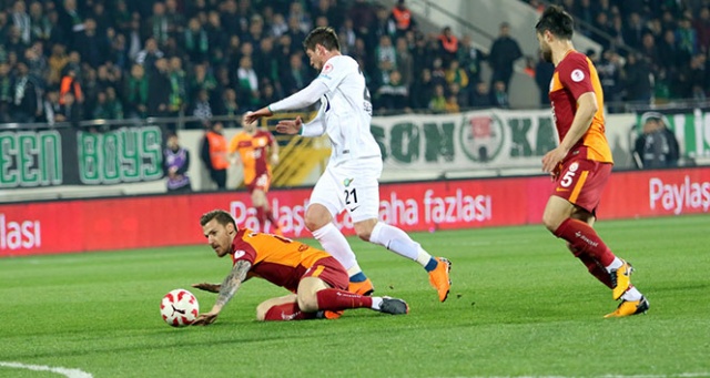 Galatasaray, Manisa'dan avantajlı dönüyor