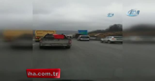 Hafriyat kamyonu bariyerlerin üzerine devrildi