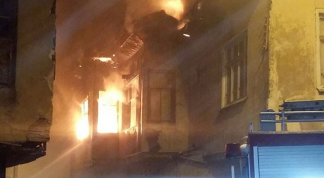 Isparta'da yanan ahşap ev kullanılamaz hâle geldi