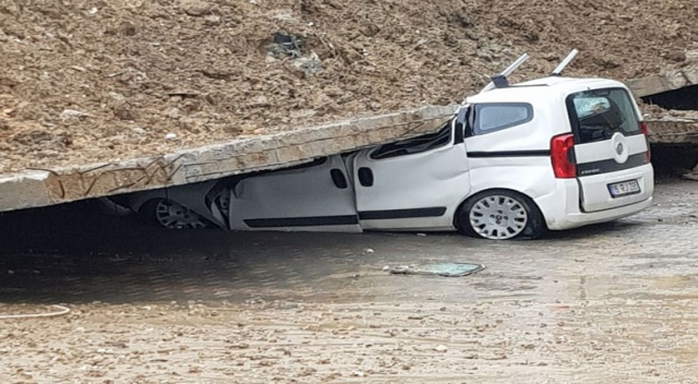 İstinat duvarı aracın üzerine çöktü