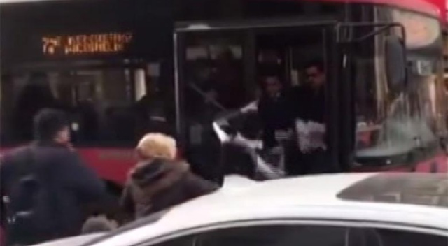 İzmir’de yol verme kavgası kameraya böyle yansıdı!