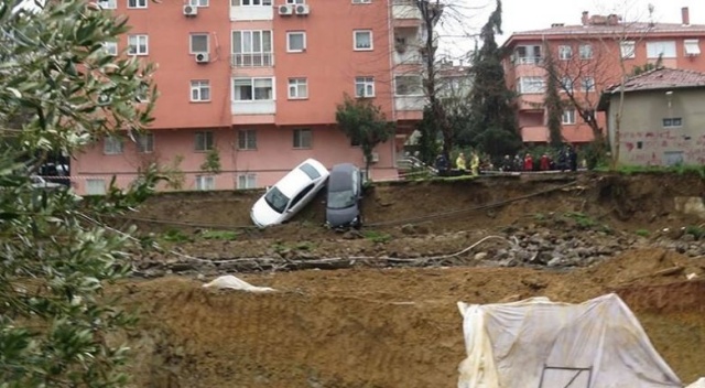Kadıköy'de toprak kaydı! Araçlar havada asılı kaldı