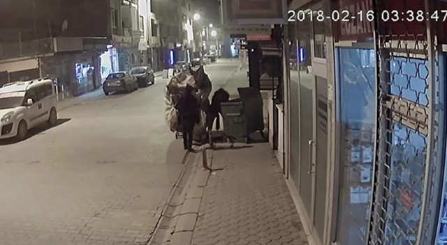 Karton toplayan hırsızlar rögar kapağını çaldı