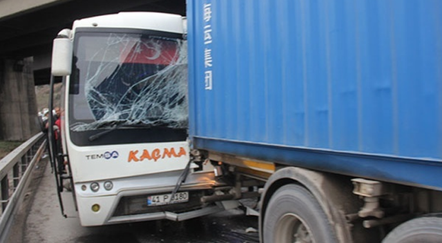 Kocaeli'de midibüs tıra çarptı: 7 yaralı