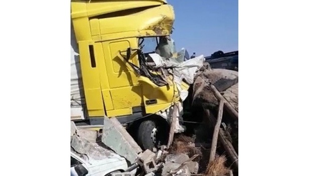Kontrolden çıkan tır otomobili ezip eve daldı