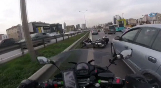 Otomobilin sıkıştırdığı motosikletli böyle kaza yaptı