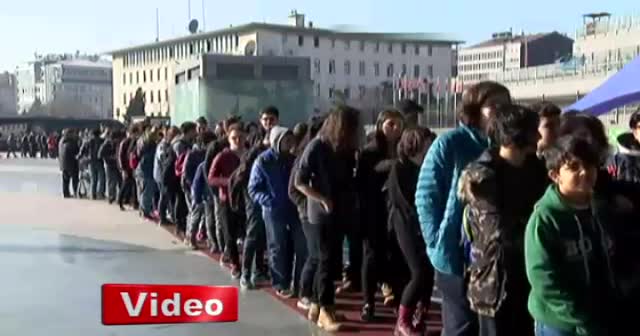 Oyun fuarına katılmak isteyenler metrelerce kuyruk oluşturdu