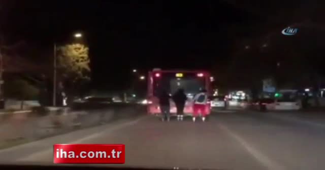 Patenci çocukların trafikte tehlikeli yolculuğu
