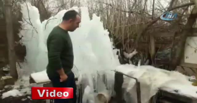 Patlayan borudan fışkıran su buz tuttu