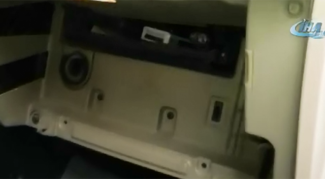 Polisin kovaladığı araçtan silah çıktı