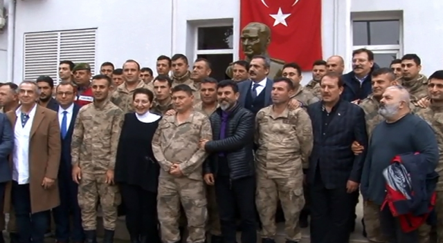 Sanatçılar Mehmetçik’e destek için sınırda