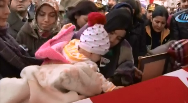 Şehidin 6 aylık kızı babasının tabutunu okşadı