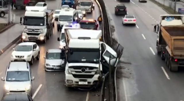Şile yolunda hafriyat kamyonu iki aracı ezdi