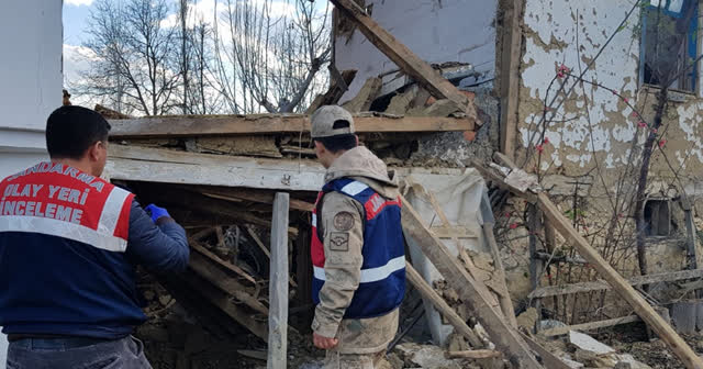 Tokat'ta iki katlı ahşap ev çöktü: 1 ölü