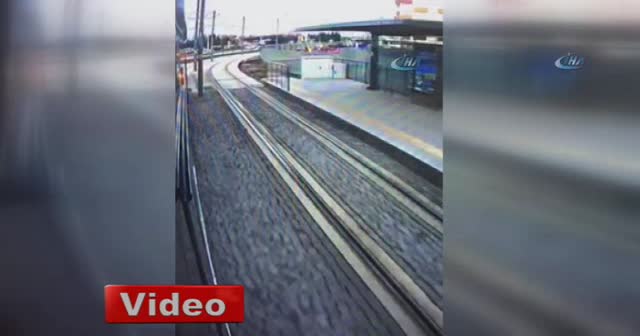 Tramvay yoluna giren araç iki tramvayın arasında kalmaktan kıl payı kurtuldu